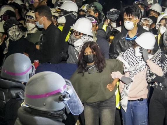 Israele - Hamas in guerra, le notizie di oggi in diretta | Media: «La polizia sgombera i manifestanti alla Ucla, sparati proiettili di gomma nel campus»