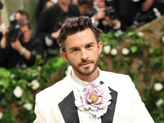 Jonathan Bailey eletto uomo più sexy al mondo da People una pietra miliare per la rappresentazione LGBTQ+