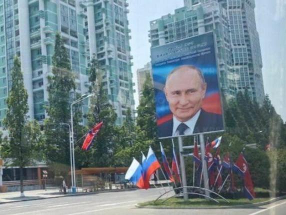 pyongyang con i cartelli per la visita di Putin