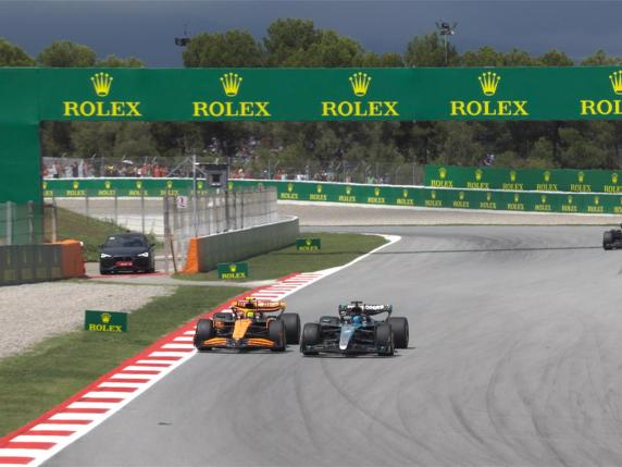 Gp Spagna: duello spettacolo tra Norris e Russell, Ferrari al momento fuori dal podioDiretta