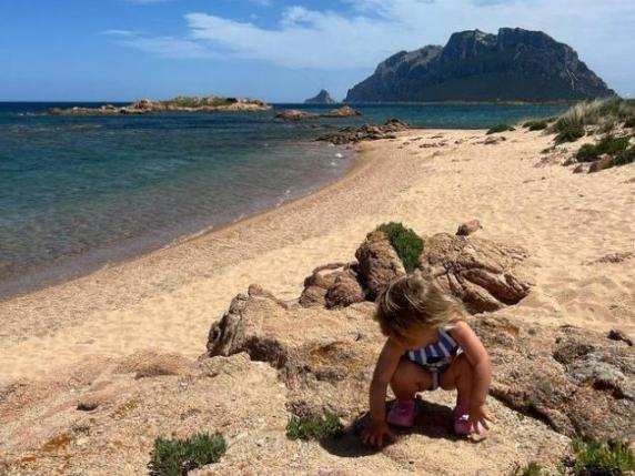 «Beautiful Sardinia», l’ex premier inglese Boris Johnson festeggia il compleanno con la famiglia in Gallura