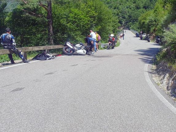 Incidente a Gargnano, cade in dirupo dopo lo scontro in moto con il fratello e muore
