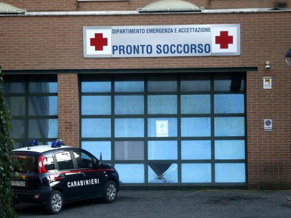 Roma, partorisce e getta il figlio nel water, arrestata. «Non sapevo di essere incinta» Roma, partorisce e getta il figlio nel water, arrestata. «Non sapevo di essere incinta»