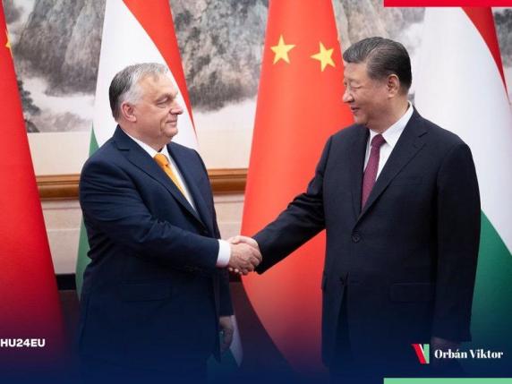 Orbán vola a Pechino da Xi: sul tavolo Ucraina (e affari). L'Ue: «Nessun mandato»