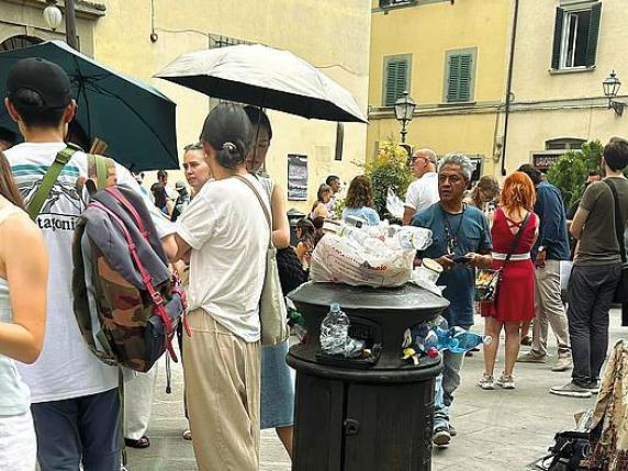 L'invasione delle blatte volanti in centro, a due passi dal David