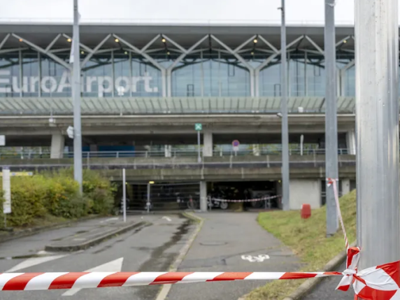 Caos Francia nel giorno dei Giochi: allarme bomba su volo per Parigi, disagi a BasileaSabotate 3 linee Tgv: «Attacco coordinato»