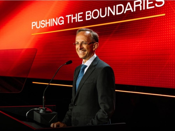 Ferrari, ricavi e utili in crescita. L’ad Vigna: «Portafoglio ordini arriva a fine 2027»