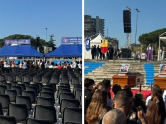 Crollo di Scampia, sedie vuote per protesta ai funerali. L'arcivescovo: «L’odore della morte pervade il quartiere. È l'ora del silenzio» 
