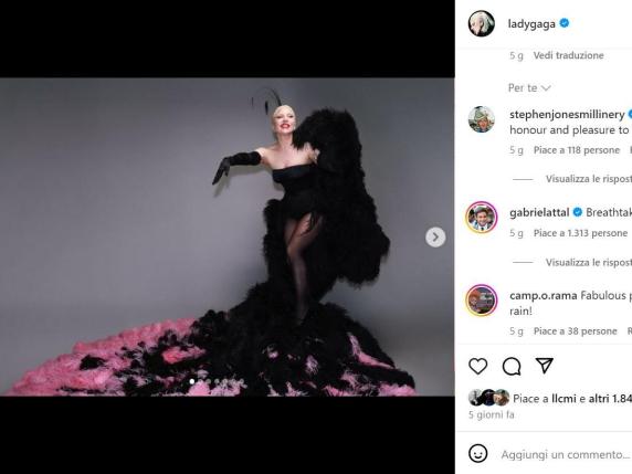 Gli abiti di Céline Dion, Lady Gaga e delle star della serata inaugurale dei Giochi in mostra da Dior a Parigi