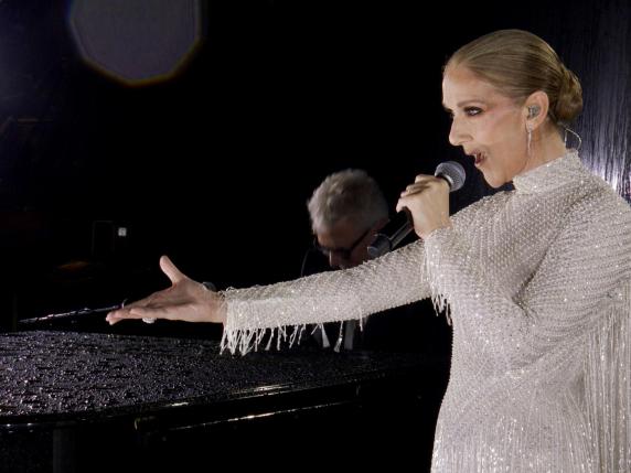 Gli abiti di Céline Dion, Lady Gaga e delle star della serata inaugurale dei Giochi in mostra da Dior a Parigi