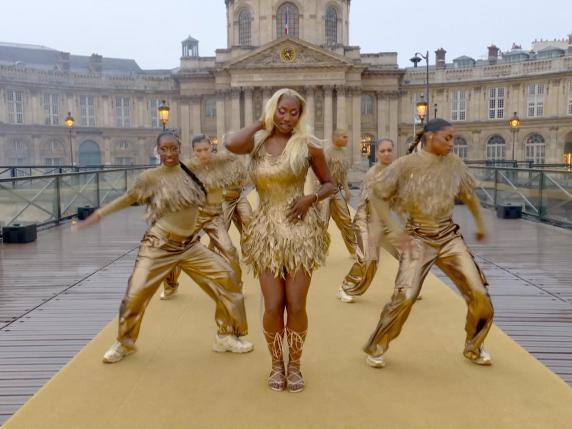 Gli abiti di Céline Dion, Lady Gaga e delle star della serata inaugurale dei Giochi in mostra da Dior a Parigi