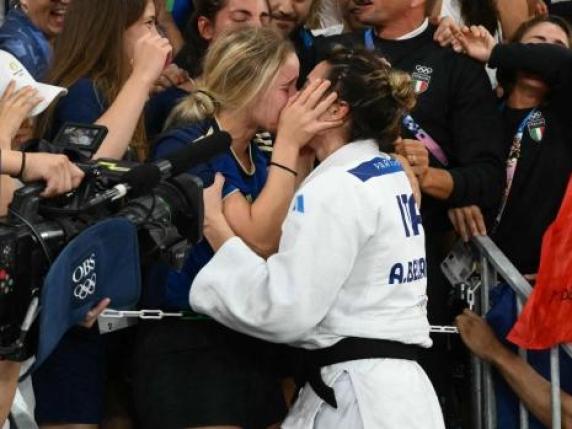 Alice e l'oro: «Che sogno». Poi bacia la fidanzataCANOA De Gennaro​ e la dedica all'allenatore morto