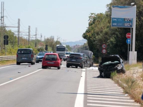 Senigallia, morti due ciclisti investiti da un'auto. Alla guida un neopatentato