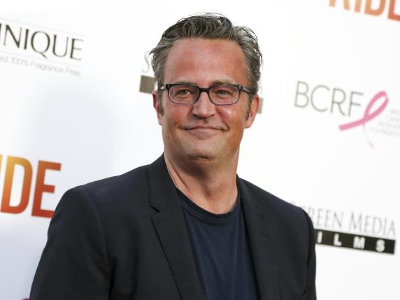 Morte di Matthew Perry, arrestate due persone, tra loro anche un medico: 'Procurarono e gli iniettarono la ketamina che lo uccise'
