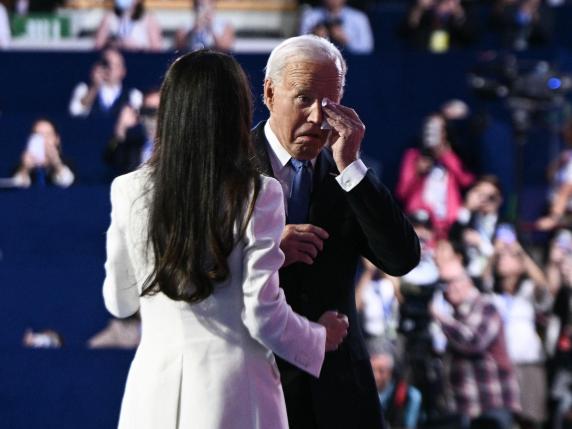 "America, ti ho dato il meglio di me stesso": Biden si commuove sul palco di Chicago