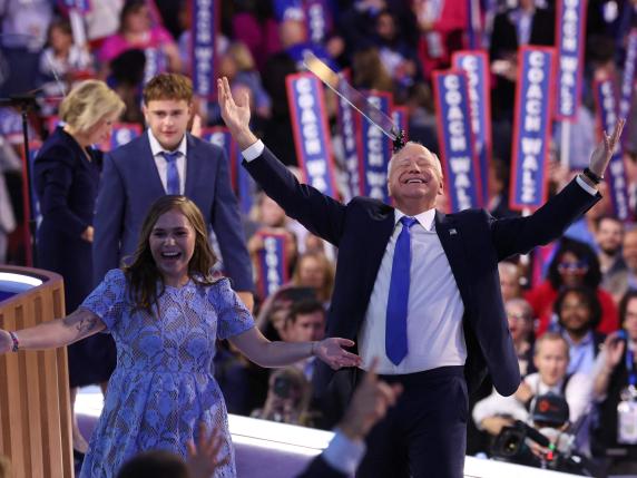 Tim Walz accetta la nomination a vice di Harris: «Quando combattiamo vinciamo».  Sul palco Bill Clinton e Nancy Pelosi 