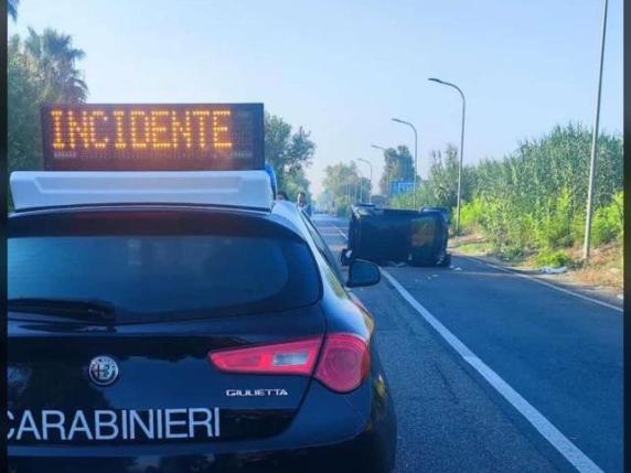 In quattro su una Smart (non assicurata) che si ribalta: morta bimba di 8 anni. Arrestato il conducente dell'auto: era senza patente