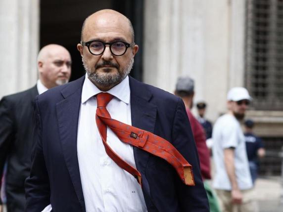 Sangiuliano presenta dimissioni irrevocabili: «Devo stare vicino a mia moglie che amo». Meloni: «Un uomo onesto» | Ecco la lettera
