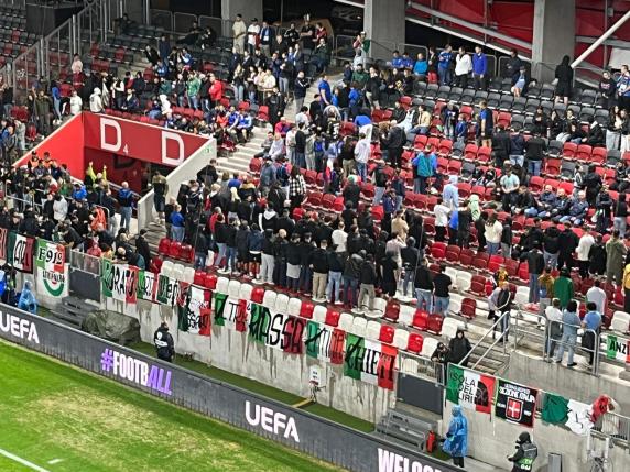 Gruppo di ultra italiani dà le spalle al campo durante l'inno di Israele. Il gesto prima della partita