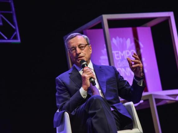 Draghi: «L'Europa resti padrona del proprio destino. Chi paga meno le donne viola la Costituzione» 