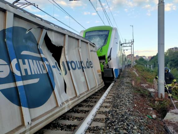 Milano, urto tra treni merci: convoglio con 200 passeggeri  contro un container. Ferito il macchinista, disagi e ritardi