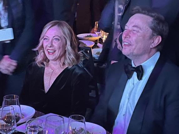 Meloni premiata da Musk: «Le autocrazie sappiano che difenderemo i nostri valori» (poi cita Michael Jackson: «Mio prof. d'inglese», Reagan e Prezzolini)