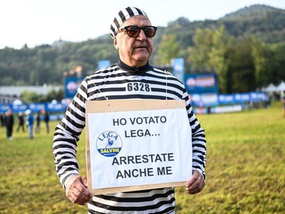 Lega, il vicesindaco di Serracapriola (Foggia) si presenta al raduno di Pontida vestito da carcerato. «Arrestate anche me»