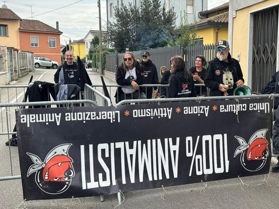 Palio dell'oca di Lacchiarella, lancio di bottiglie contro la protesta degli animalisti