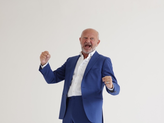 Pucci, cosa succederà al Festival dopo il suo forfait? Intanto Conad gli annulla un evento. Lui: «Mi toccherà chiedere l'elemosina»