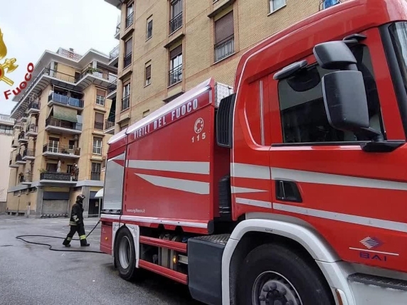 Ostiense, fiamme in un palazzo: evacuati 20 residenti. Quattro persone in ospedale