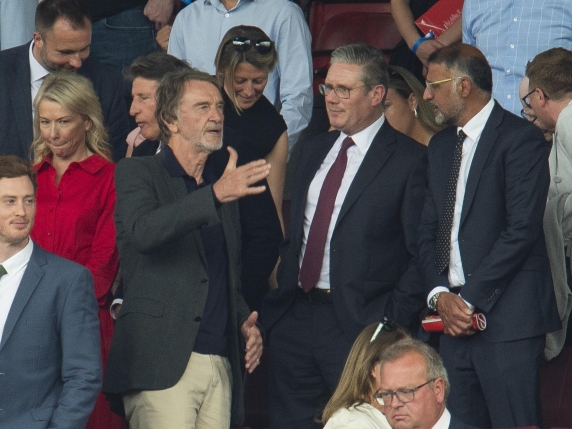 "Gran Bretagna colonizzata dagli immigrati": bufera sulle parole di Sir Ratcliffe. Starmer: offensivo