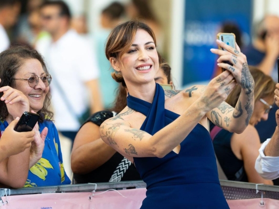 Ema Stokholma: «Papà diceva: torno lunedì, e poi ricompariva dopo anni. Sono al 40esimo trasloco»