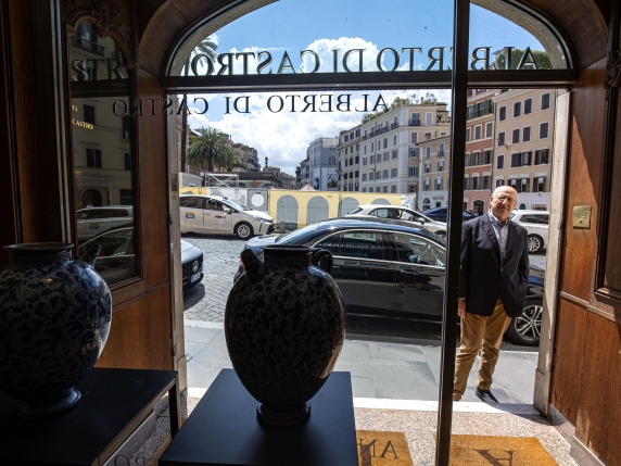 Chiosco per turisti a piazza di Spagna, l'appello dell'antiquario: «Invito qui Gualtieri a vedere con i suoi occhi il danno, indecoroso»