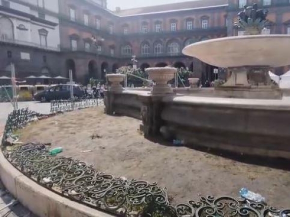 Danneggiata la Fontana del Carciofo presa d'assalto dai tifosi a Napoli