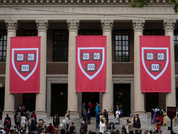 Harvard, un salvagente dal Canada: gli studenti stranieri cacciati da Trump saranno ospitati dall'Università di Toronto