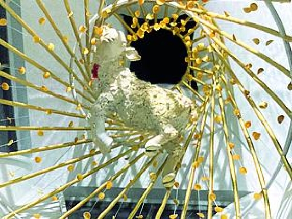 Andrea Mastrovito e l'opera per la Sagrada Familia: «Il mio Agnus Dei rapito dagli alieni» | Corriere.it