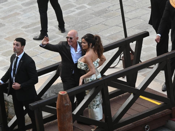 Il matrimonio di Jeff Bezos e Lauren Sanchez oggi a Venezia, la diretta: attesa per lo scambio degli anelli, sabato canterà Lady Gaga in duetto con Elton John
