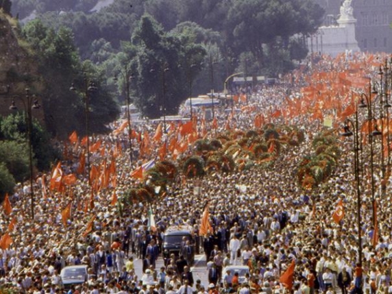 Enrico Berlinguer: «Il mio comunismo è ragionamento, non fede. Se avessi dubbi non lo direi a lei. Ma a me sì»