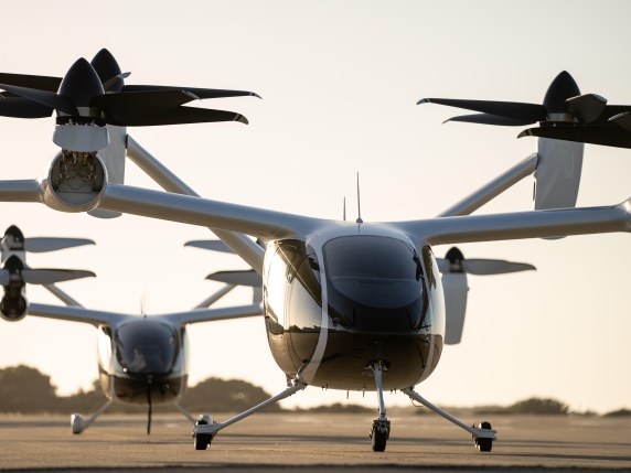 I primi eVTOL nei cieli di Dubai: riusciti i test dei taxi volanti a decollo verticale