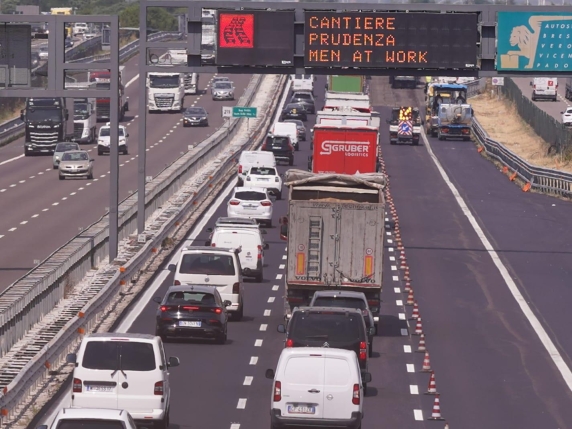 Autostrade, aumento pedaggi dal 1° agosto in pieno esodo. Assoutenti: «Inaccettabile»