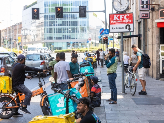 «La mia vita da rider nei 35 gradi di Milano: prendo dieci euro per quattro corse» 