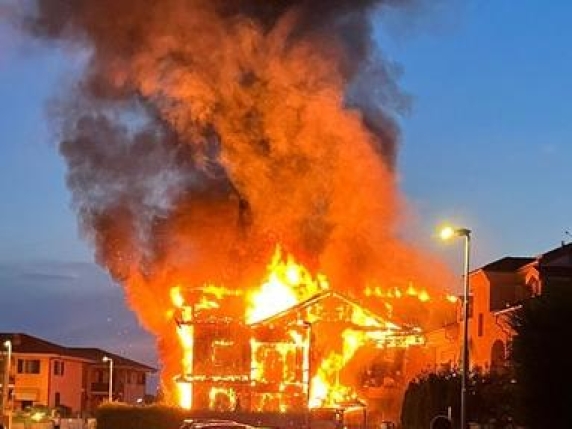 Cherasco, a fuoco un edificio: vigili del fuoco al lavoro per verificare la presenza di persone
