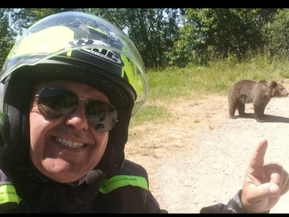 Torna l'incubo orso: motociclista italiano ucciso in Romania, sul telefono le foto prima dell'attacco | Chi era
