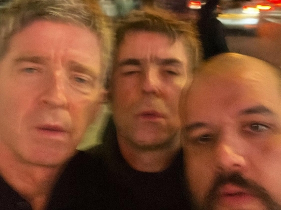 Oasis, stasera la grande reunion E spunta un selfie, subito virale (ma è stato realizzato con l'AI)​Tutte le liti degli ultimi 15 anni