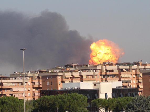 «Il fuoco sulla pelle». Le fiamme, l'onda d'urto: il racconto dell'esplosione a Roma| Nel centro estivo distrutto: salvi per pochi minuti