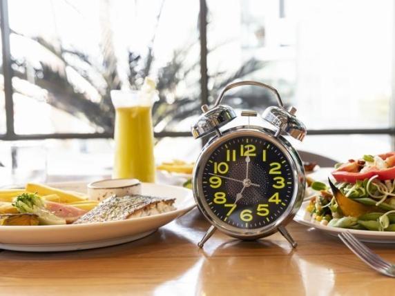 Digiuno a giorni alterni, «il metodo più efficace» per diminuire le calorie e perdere peso. Ecco come funziona