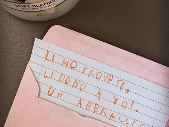 Bimbo trova soldi a terra e li dà alla Caritas: «In una lettera con un biglietto»