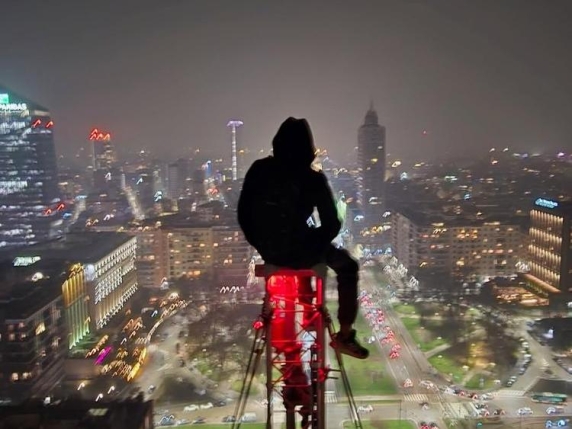 La moda dei baby acrobati in cima ai grattacieli. Dal Duomo in paracadute ai cornicioni di San Siro, rischiare la vita per un selfie