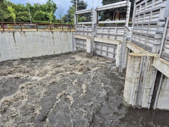 Milano, allerta meteo: rischio 'supercelle' e grandine nel pomeriggio, chiusi i parchi