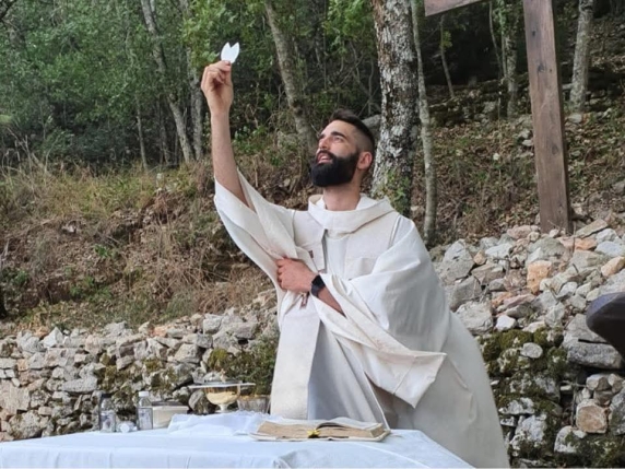 Don Matteo Balzano, chi era il prete morto suicida: «Parroco dei giovani e perito aeronautico»